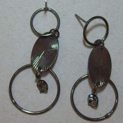 brinco de estamparia banho grafite argola e oval raio fino 55x22mm strass, argola pino tarraxa. Par.